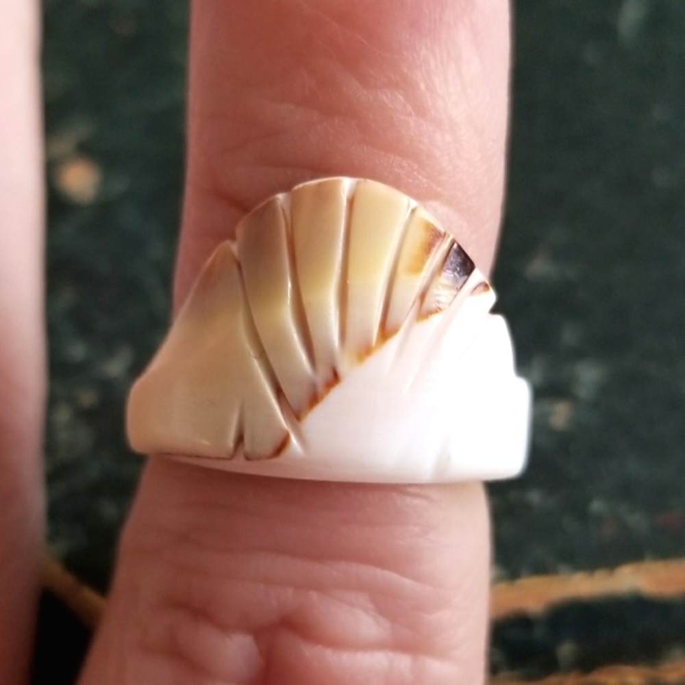 Carved sea shell ring sunburst design pink tan mermaid mermaidcore 4.75